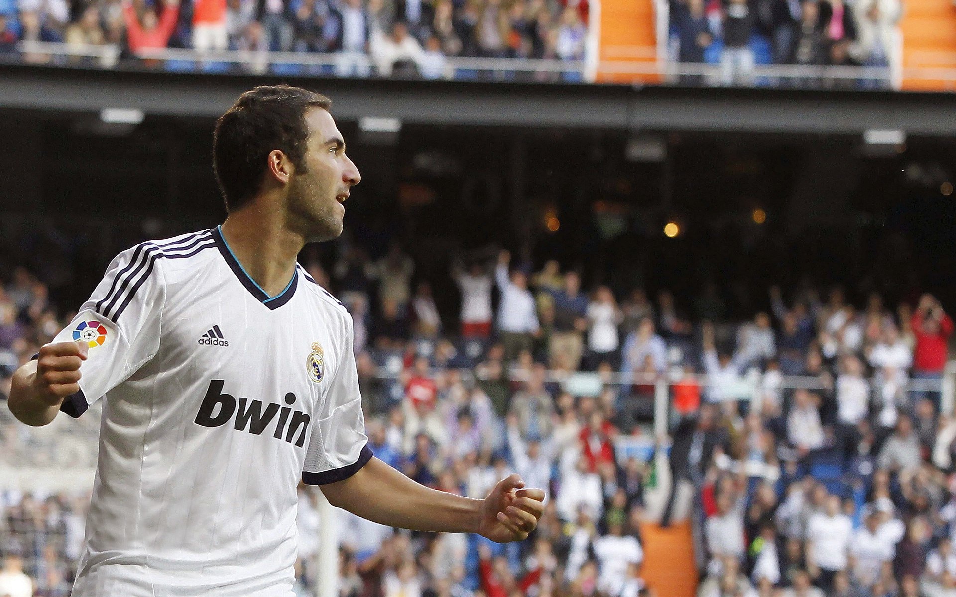 爱游戏体育-字母风暴，当美加墨之夜的球场化为他的交响乐舞台