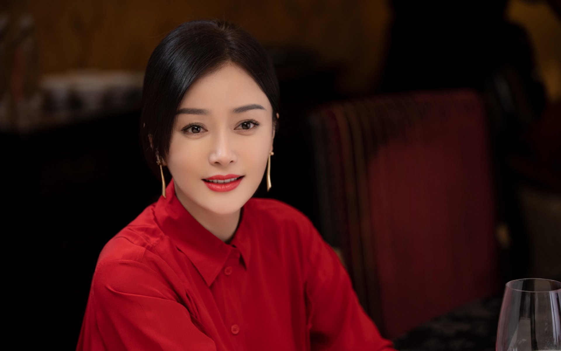 爱游戏官网-这是一篇关于2026世界杯D组关键战的虚构报道，核心聚焦于强强对话中的独特戏剧性与个人英雄主义